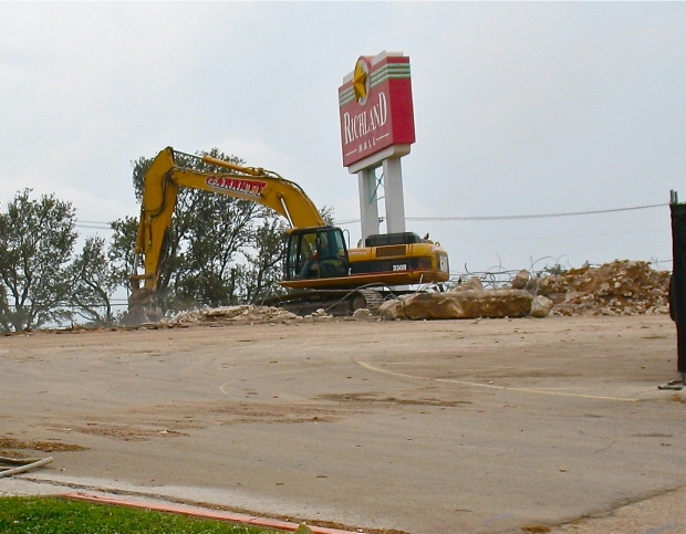 News and notes: Clearing the way for BJ&#039;s Brewhouse